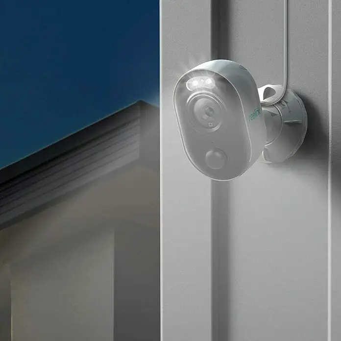 Reolink Überwachungskamera LUMUS SERIES E430 - 2560 x 1440 Pixel, IP65, Außen - Eine kabellose Reolink-Überwachungskamera mit Scheinwerfer ist an einer Wand montiert und bietet Sicherheit.