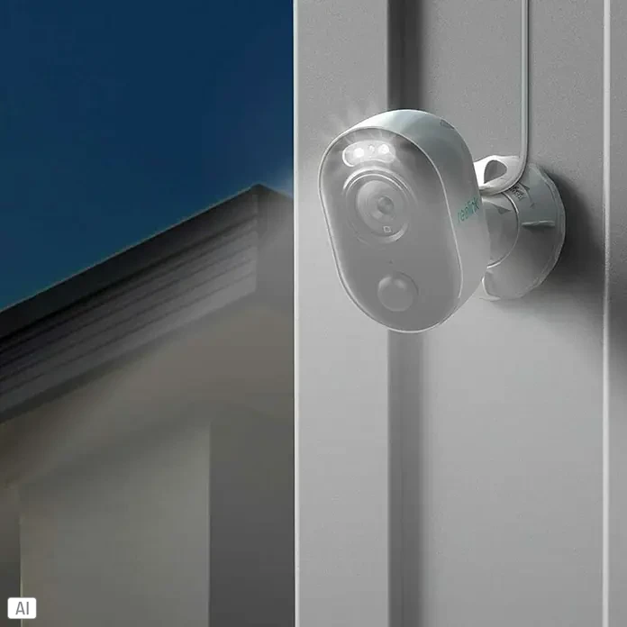 Reolink Überwachungskamera LUMUS SERIES E430 - Weiß - Eine kabellose Reolink-Überwachungskamera mit Scheinwerfer ist an einer Wand montiert und bietet Sicherheit.