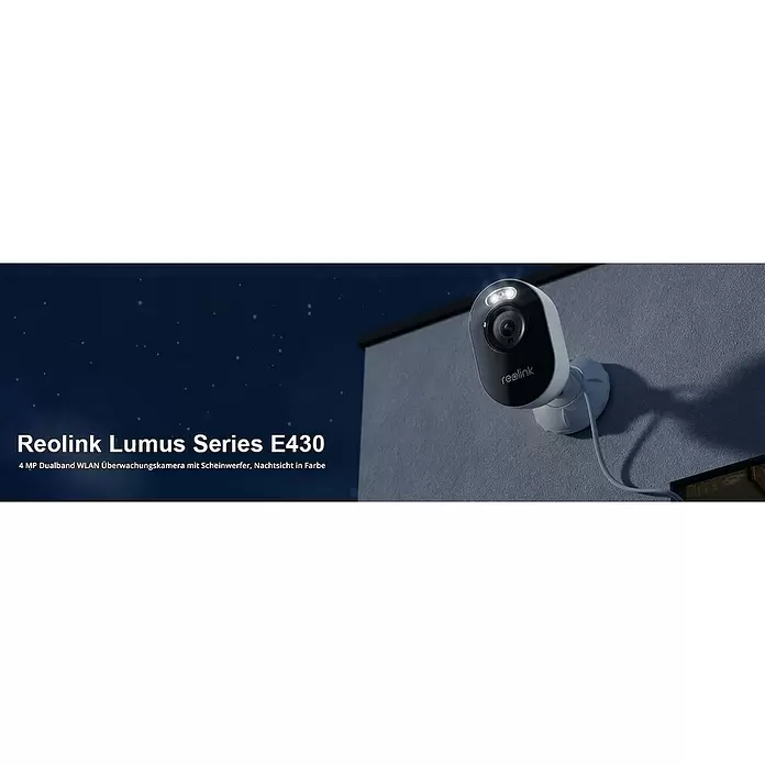 Reolink Überwachungskamera LUMUS SERIES E430 - 2560 x 1440 Pixel, IP65, Außen - Weiße und schwarze Reolink Überwachungskamera mit aktivierten Scheinwerfern an einer Wand bei Nacht, demonstriert Farbnachtsicht.