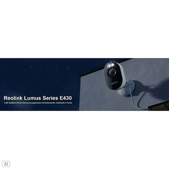 Reolink Überwachungskamera LUMUS SERIES E430 - Weiß - Weiße und schwarze Reolink Überwachungskamera mit aktivierten Scheinwerfern an einer Wand bei Nacht, demonstriert Farbnachtsicht.