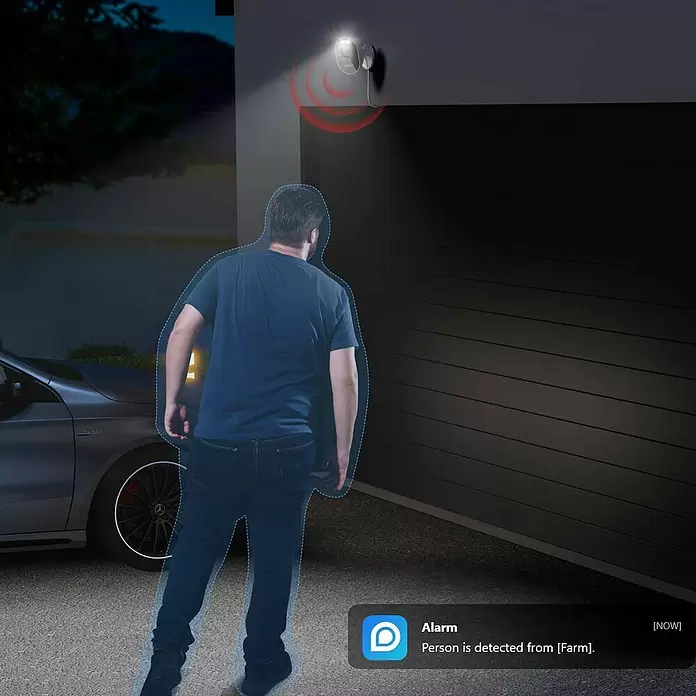 Reolink Überwachungskamera LUMUS SERIES E430 - 2560 x 1440 Pixel, IP65, Außen - Weiße Überwachungskamera mit Scheinwerfer über einer Garage, die nachts eine Person erkennt.