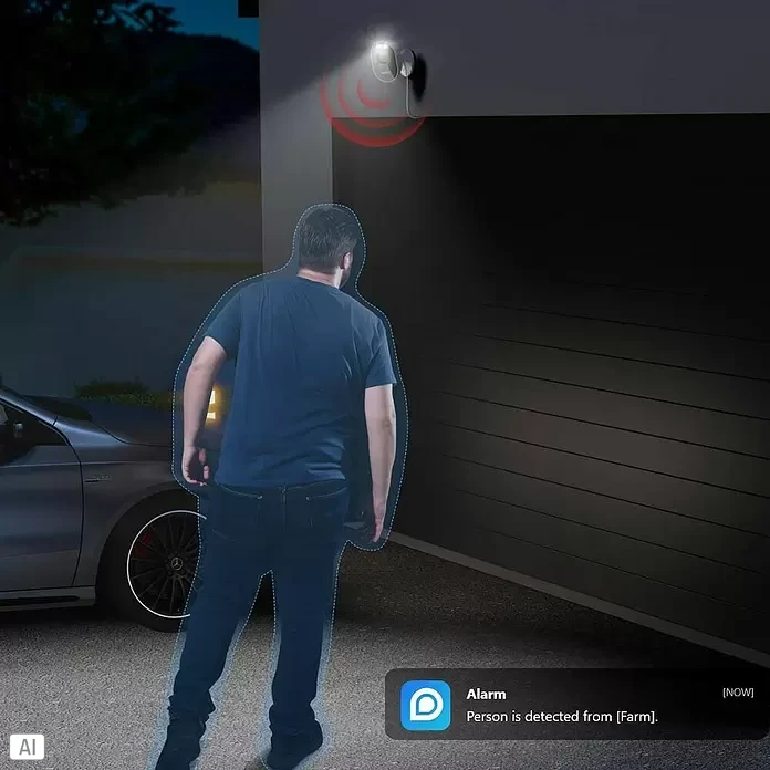 Reolink Überwachungskamera LUMUS SERIES E430 - Weiß - Weiße Überwachungskamera mit Scheinwerfer über einer Garage, die nachts eine Person erkennt.