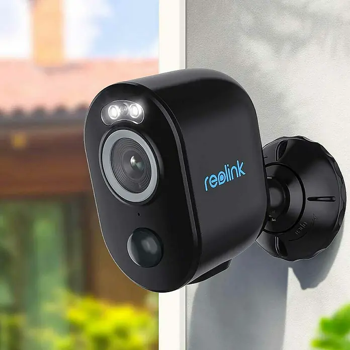 Reolink Akku-Überwachungskamera Argus Series B330 - B -  - Eine Reolink Überwachungskamera in Schwarz ist an einer Wand befestigt, um Ihr Zuhause zu schützen.