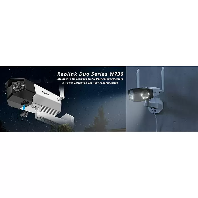 Reolink Überwachungskamera DUO SERIES W730 - 4.608 x 1.728 Pixel, IP66, Außen - Reolink Duo Series W730 Überwachungskamera mit zwei Objektiven, Lichtern und offenem SD-Schacht, nachts im Freien montiert.