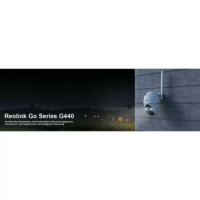 Reolink Akku-Überwachungskamera GO SERIES G440 - 3.840 x 2.160 Pixel, IP64, Außen, 6.000 mAh - Weiße Reolink Go Series G440 kabellose Überwachungskamera mit aktivem Scheinwerfer, nachts an einer grauen Hauswand montiert.