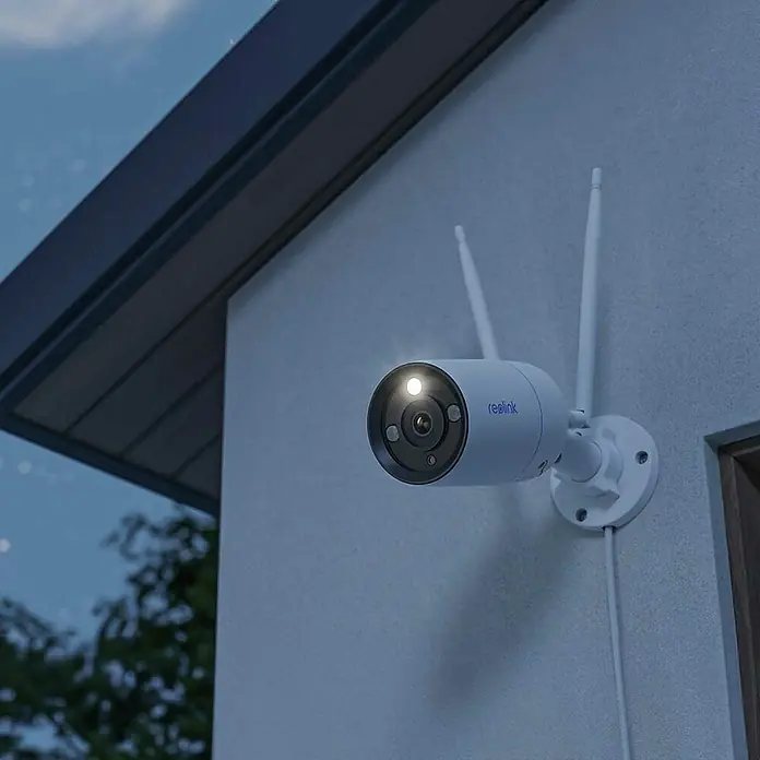 Reolink Überwachungskamera W330 - 3.840 x 2.160 Pixel, IP67, Außen - Nahaufnahme einer Reolink Überwachungskamera mit eingeschaltetem Licht an einer Hauswand, die Sicherheit und Überwachung bietet.