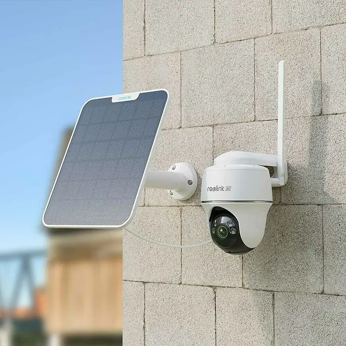 Reolink Akku-Überwachungskamera GO SERIES G440 - 3.840 x 2.160 Pixel, IP64, Außen, 6.000 mAh - Eine Reolink 4K Überwachungskamera mit Solarpanel an einer Wand befestigt, die für kontinuierliche Stromversorgung sorgt.