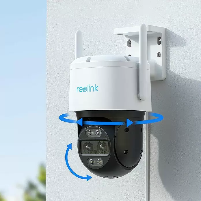 Reolink Überwachungskamera TRACKMIX SERIES W760 - 3.840 x 2.160 Pixel, IP65, Außen - Weiße und schwarze Reolink Outdoor-Überwachungskamera an einer Wand montiert, mit blauen Pfeilen, die Schwenk- und Neigebewegungen anzeigen.
