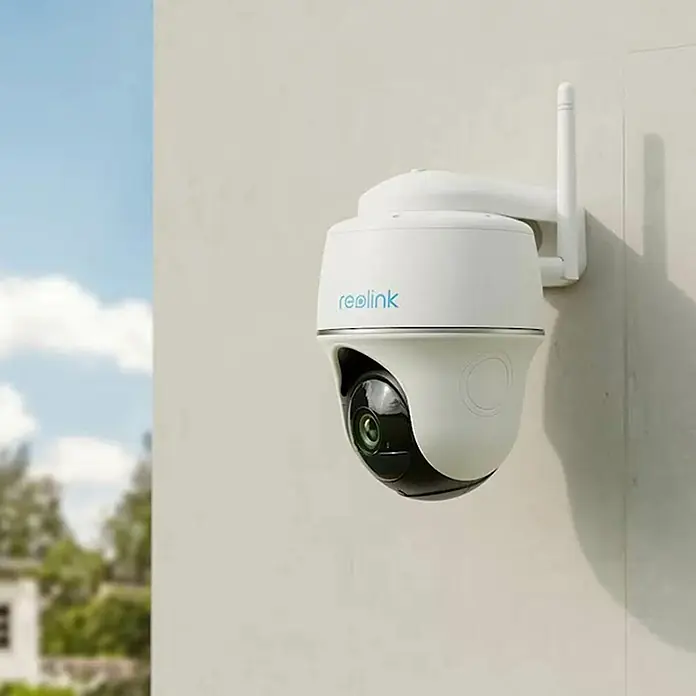 Reolink Akku-Überwachungskamera ARGUS SERIES B420 -  - Reolink Überwachungskamera für den Außenbereich. Die Kamera ist weiß und an einer Wand montiert, um das Gelände zu überwachen.
