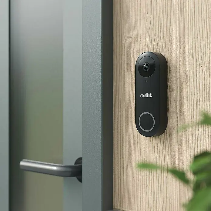 Reolink Türklingel mit Kamera D340P -  - Eine Reolink-Türklingel, montiert an einer Holzwand neben einer modernen Tür, bietet Sicherheit und Komfort für Ihr Zuhause.