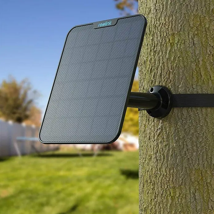 Reolink Panel SOLAR PANEL 2 - Schwarz - Nahaufnahme eines Reolink Solarpanels, das an einem Baum befestigt ist und für die Stromversorgung von Überwachungskameras sorgt.