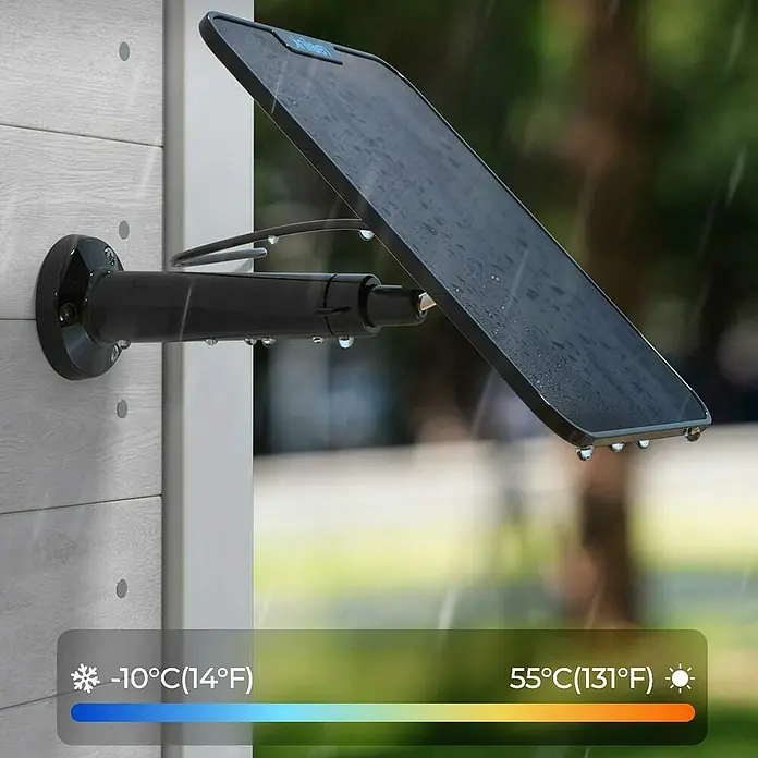 Reolink Panel SOLAR PANEL 2 - Schwarz - Nahaufnahme eines Solarpanels mit Halterung an einer Wand bei Regen, das Temperaturen von -10°C bis 55°C aushält.