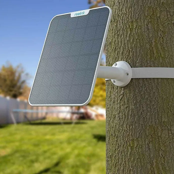 Reolink Panel SOLAR PANEL 2 - IP65, Weiß - Reolink Solarpanel an einem Baum befestigt. Das Panel sorgt für eine nachhaltige Stromversorgung der Überwachungskameras.