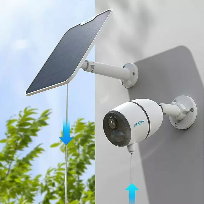 Reolink Panel SOLAR PANEL 2 - IP65, Weiß - Weiße Reolink Überwachungskamera und Solarmodul an der Wand, das Panel versorgt die Kamera mit Strom.