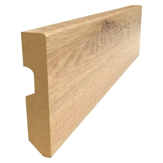 Rodapié Roble Vegas - 244 cm x 15 mm x 80 mm, MDF - Vista de perfil de un zócalo de madera, ideal para cualquier habitación. La madera ofrece una transición limpia entre la pared y el suelo.