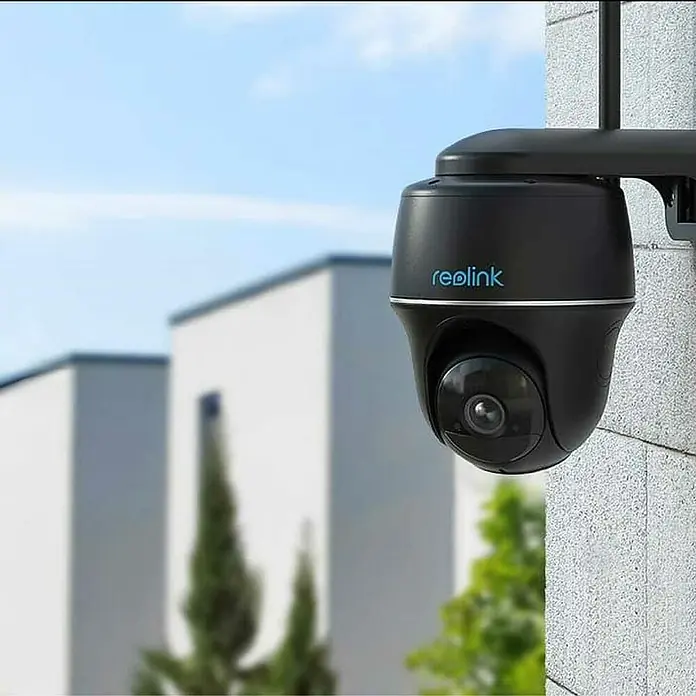 Reolink Akku-Überwachungskamera ARGUS SERIES B430 - 2.880 x 1.616 Pixel, IP64, Außen - Schwarze Reolink Überwachungskamera zur Sicherheit montiert an einer Hauswand zur Videoüberwachung des Grundstücks.