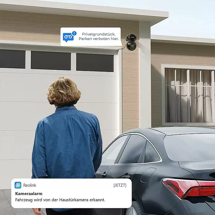 Reolink Überwachungskamera E SERIES E540 - 2.560 x 1.920 Pixel, IP65, Außen - Eine Reolink Überwachungskamera an einer Hauswand zeigt eine Warnmeldung für ein erkanntes Fahrzeug, mit Mann und Auto daneben.