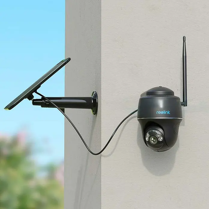 Reolink Akku-Überwachungskamera ARGUS SERIES B430 - 2.880 x 1.616 Pixel, IP64, Außen - Eine Reolink-Überwachungskamera mit Solarpanel an einer Wand befestigt. Das Panel sorgt für eine umweltfreundliche Stromversorgung der Kamera.
