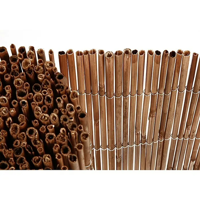 Gardol Schilfrohrmatte - 3 x 1,5 m, Weide, Natur - Detailansicht eines braunen Bambuszauns, der mit Draht zusammengehalten wird und eine natürliche und rustikale Optik bietet.