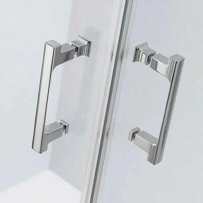 Camargue Level 5 Eckdusche - 100 x 90 x 200 cm, Unbeschichtet, Silber, Glasstärke: 5 mm, DIN Anschlag: Links/Rechts - Nahaufnahme von zwei modernen, verchromten Duschkabinentürgriffen, die ein elegantes und funktionales Designelement hervorheben.