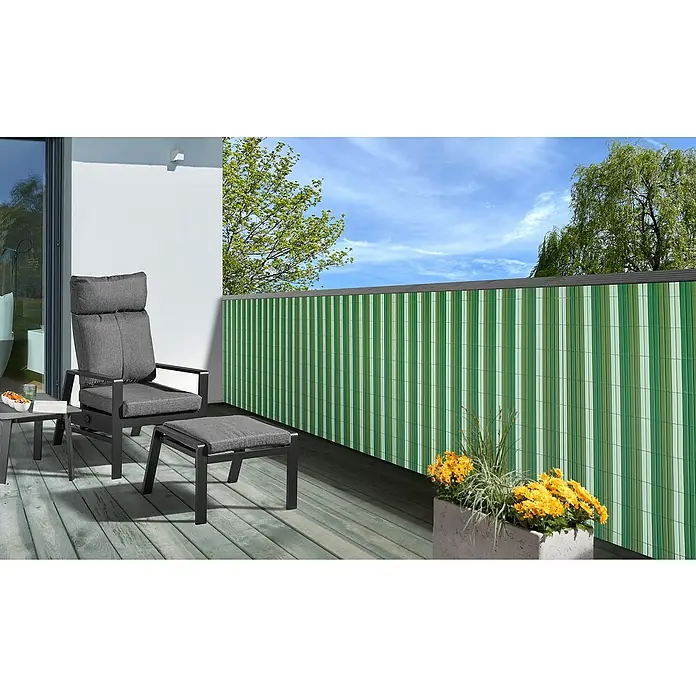 Gardol Sichtschutz - 3 x 0,9 mm, Grün - Sichtschutzwand mit grünen Streifen auf einer Terrasse mit grauen Gartenmöbeln, die Privatsphäre und ein stilvolles Ambiente bieten.