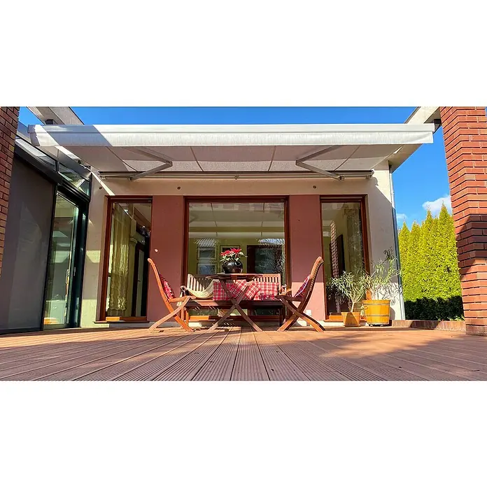 SM Hülsenmarkise REC-196 - Hellgrau, Farbe Gestell: Weißaluminium, Breite: 5 m, Ausfall: 3 m - Ein schattiger Sitzbereich auf einer Terrasse mit einer stilvollen Markise, die Schutz vor der Sonne bietet und zum Verweilen einlädt.