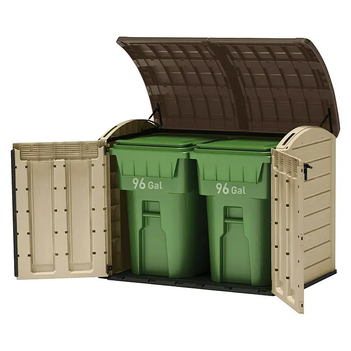 Keter Arcón Store It Out Ultra - L x An x Al: 113 x 177 x 134 cm, Marrón claro - Imagen de un cobertizo de basura beige abierto para dos contenedores verdes de 96 galones con tapa marrón.