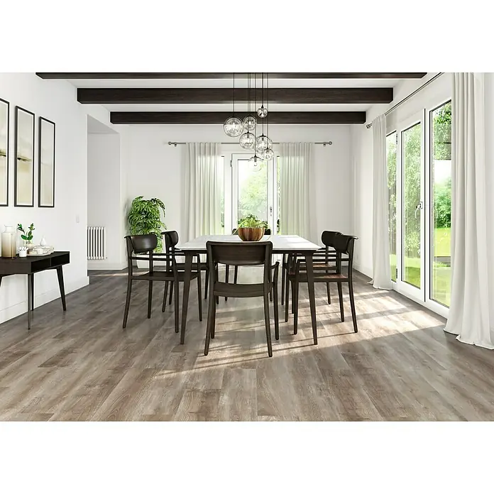 Laminado Roble Tenero - 1.200 x 196 x 8 mm, Roble gris, AC5 - Comedor con suelo de madera, vigas de madera oscura en el techo, mesa de comedor con sillas y grandes ventanales con cortinas para un ambiente luminoso.