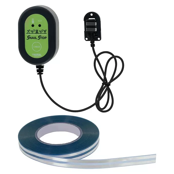 Kerbl Schneckenzaun Snail Stop - Länge: 10 m - Snail Stop Controller (schwarz/grün) und Sensor mit einer Rolle blau-silbernem Schneckenband.