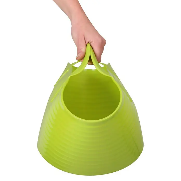 Kerbl Flexeimer FlexBag - Fassungsvermögen: 12 l, Grün - Eine Hand hält einen hellgrünen, gerippten Abfallbehälter mit ovaler Öffnung, ideal für Gartenabfälle und Laubsammlungen.