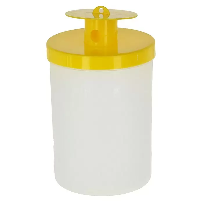 Kerbl Fliegenfalle FlyCage 3 - L x B x H: 15 x 10,5 x 10,5 cm - Weißer transluzenter Behälter mit gelbem Deckel, ausgestattet mit einem zentralen perforierten Spender und einer Aufhängeöse.