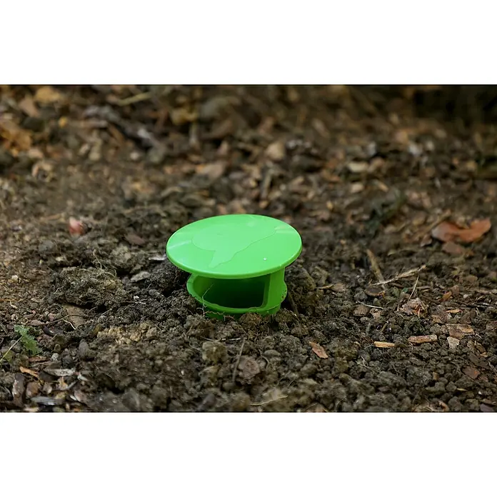 Kerbl Schneckenfalle Snail Bowl - L x B x H: 15,5 x 9 x 8,5 cm - Nahaufnahme eines grünen Pflanzentrainers im Freien, der darauf wartet, das Pflanzenwachstum zu unterstützen.