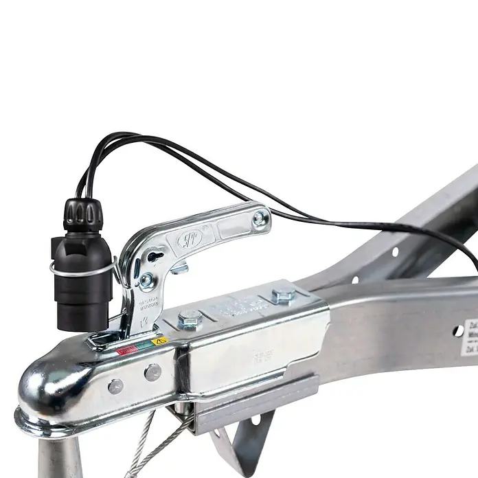 Stema Motorradanhänger MT 750 BS3 - Nutzlast: 583 kg, Einachser, Geeignet für: Bis zu 3 Motorräder, Ungebremst - Nahaufnahme einer Anhängerkupplung mit schwarzem Stecker und silberfarbenem Mechanismus vor schwarzem Hintergrund.