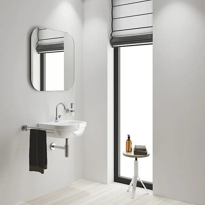 Grohe Costa Kaltwasser-StandventilChrom, Glänzend - Das Bild zeigt ein modernes Badezimmer mit einem stilvollen Waschbecken, einem Spiegel und einem Fenster mit Rollo.
