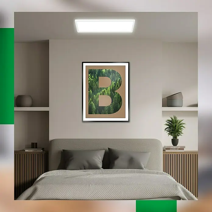 Brilo LED-Panel - 14 W, L x B x H: 58 x 20 x 3 cm, Weiß, Neutralweiß - Das minimalistische Schlafzimmer verfügt über eine rechteckige Deckenleuchte und ein Wandbild mit einem grünen Buchstaben-Waldmotiv.