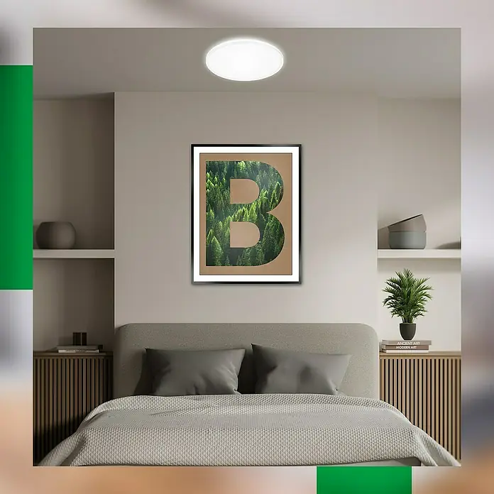 Brilo LED-Panel rund - 8,5 W, Ø x H: 33 x 6 cm, Weiß, Neutralweiß - Ein modernes Schlafzimmer mit einem stilvollen Poster mit einem grünen Buchstaben B und einer runden Deckenleuchte.