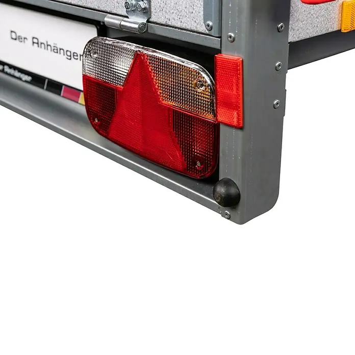 Stema Anhänger BASIC 750 Kippdeichsel - Nutzlast: 615 kg, Einachser, 201 x 108 x 33 cm, Ungebremst - Detailaufnahme einer Anhängerbeleuchtung mit Rücklicht, Bremslicht und Blinker. Die Leuchten sind an einem grauen Metallrahmen montiert.