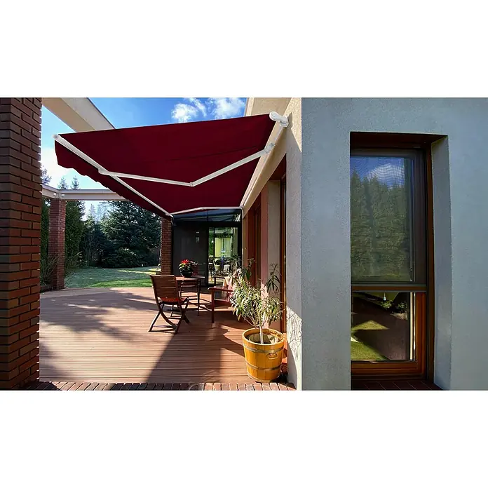 SM Gelenkarmmarkise T-407/11 - Rot, Farbe Gestell: Verkehrsweiß, Breite: 2,5 m, Ausfall: 2 m - Nahaufnahme einer stilvollen, burgunderroten Terrassenmarkise, die Schatten spendet und das Außendesign des Hauses ergänzt.