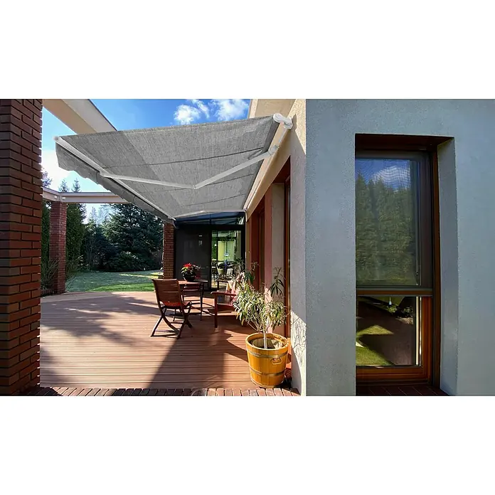 SM Gelenkarmmarkise REC-196 - Hellgrau, Farbe Gestell: Verkehrsweiß, Breite: 2,5 m, Ausfall: 2 m - Eine graue Terrassenüberdachung mit einem weißen Rahmen, die Schatten auf eine Terrasse wirft, die mit Tischen und Stühlen ausgestattet ist.