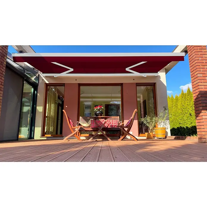 SM Hülsenmarkise T-407/11 - Rot, Farbe Gestell: Verkehrsweiß, Breite: 2,5 m, Ausfall: 2 m - Terrassenansicht mit roter Markise, Gartenmöbeln und Blick auf das Haus, ideal für entspannte Stunden im Freien.