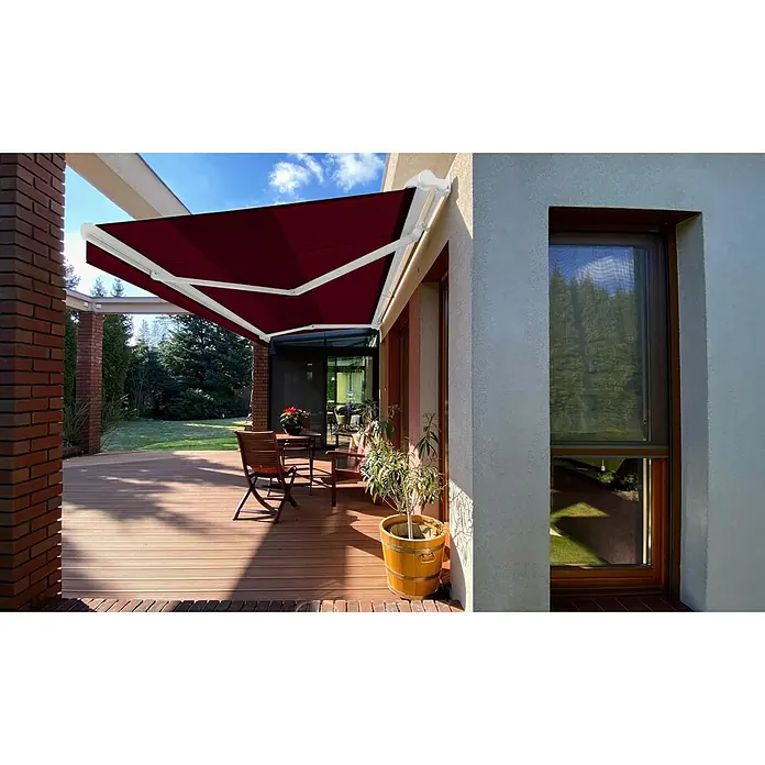 SM Hülsenmarkise T-407/11 - Rot, Farbe Gestell: Verkehrsweiß, Breite: 2,5 m, Ausfall: 2 m - Elegante Terrassenmarkise in Burgunderrot, die Schatten spendet und das Outdoor-Erlebnis auf der Holzterrasse mit stilvollen Gartenmöbeln verbessert.