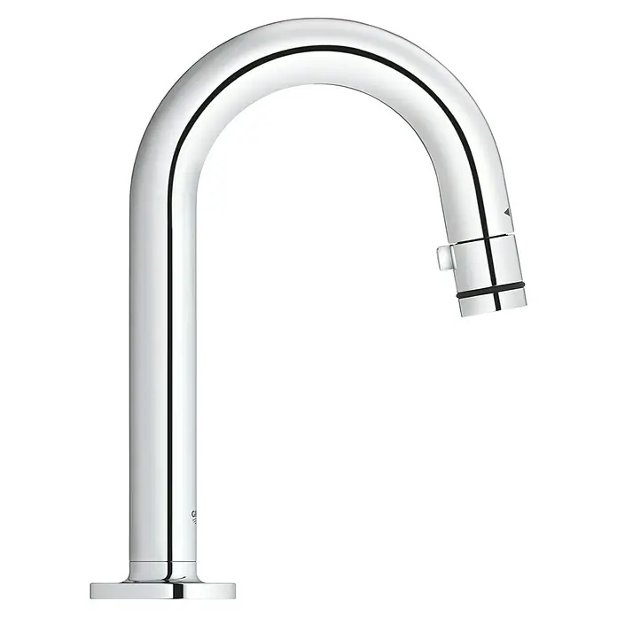 Grohe Kaltwasser-Standventil Universal - C-Auslauf, Chrom, Glänzend - Nahaufnahme eines eleganten, verchromten Wasserhahns mit minimalistischem Design, perfekt für moderne Badezimmer.