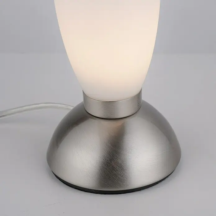 Paul Neuhaus LED-Tischleuchte Joy - L x B x H: 8,5 x 8,5 x 20 cm, Stahl, Warmweiß - Nahaufnahme einer modernen Tischleuchte mit einem satinierten Glasschirm und einem gebürsteten Metallsockel. Die Lampe strahlt ein warmes, angenehmes Licht aus.
