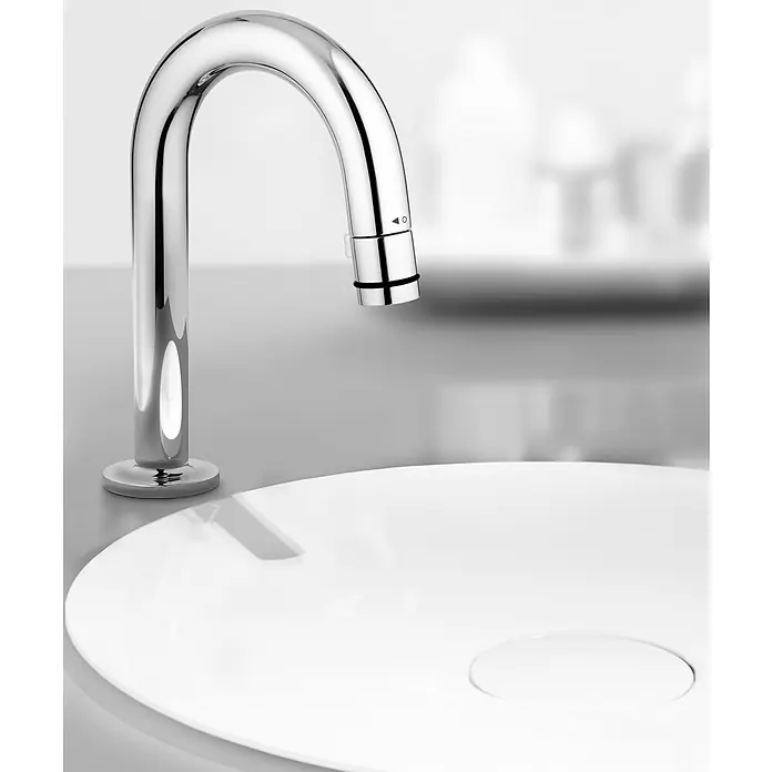 Grohe Kaltwasser-Standventil Universal - C-Auslauf, Chrom, Glänzend - Elegante Chromarmatur über einem modernen, runden Waschbecken. Das minimalistische Design betont die klare Form.