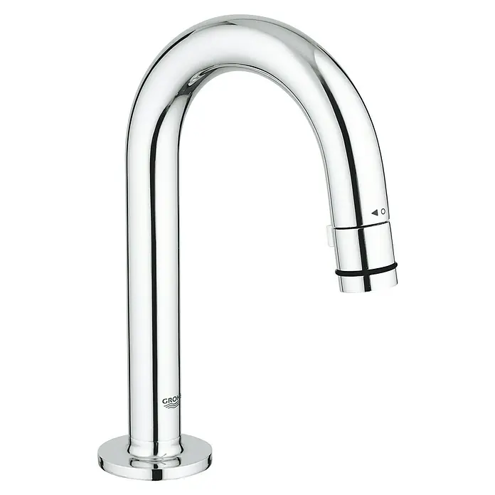 Grohe Kaltwasser-Standventil Universal - C-Auslauf, Chrom, Glänzend - Nahaufnahme einer eleganten, verchromten Grohe Küchenarmatur mit gebogenem Auslauf. Die Armatur besticht durch ihr minimalistisches und modernes Design.