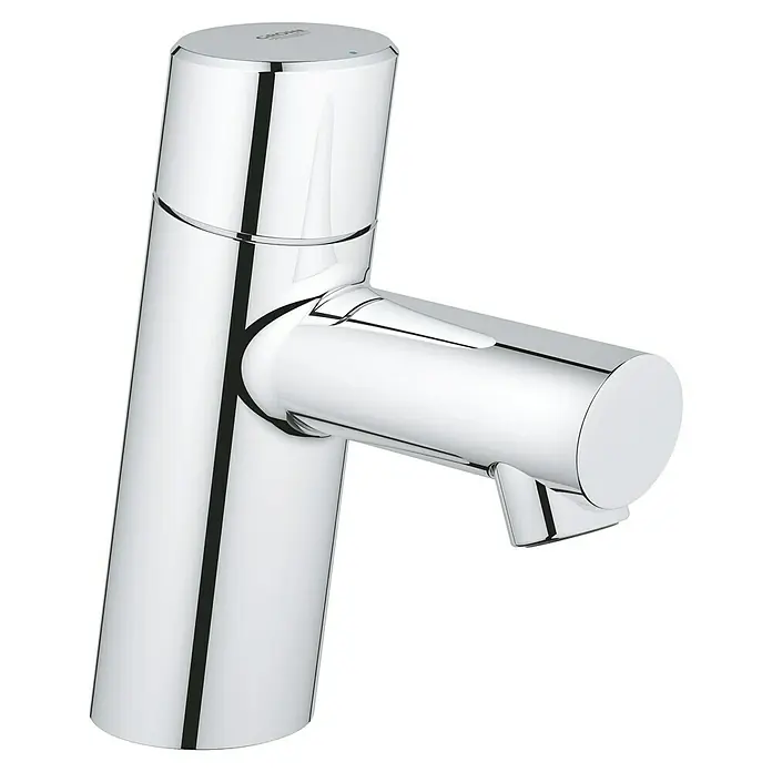 Grohe Concetto Kaltwasser-Standventil - Chrom, Glänzend - Nahaufnahme eines glänzenden, modernen Grohe Wasserhahns vor schwarzem Hintergrund.