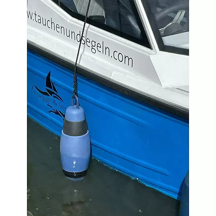 Defensa multifender Zebra - Diámetro: 16,5 cm, Ajustable: 25 cm - 62 cm, Blanco/Negro - Defensa de barco azul y negra colgando de una embarcación, parcialmente sumergida en el agua.