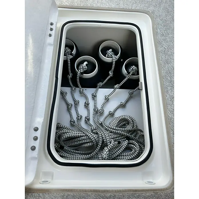 Multifender POP Zebra - Durchmesser: 16,5 cm, Verstellbar: 25 cm - 62 cm, Schwarz/Weiß - Aufbewahrungsbox mit Halterungen und grau-weiß gefleckter Kordel, die ordentlich darin verstaut ist, für Bootszubehör.