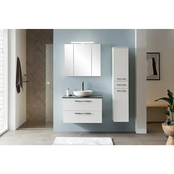 Schildmeyer Maxim Hochschrank - B x T x H: 32,7 x 35,3 x 159,1 cm, Weiß, Matt - Modernes Badezimmer-Interieur mit weißem Waschtischunterschrank, Spiegelschrank und Hochschrank für ein stilvolles Ambiente.