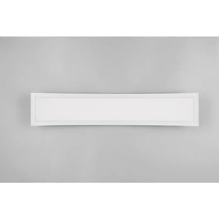 Reality Leuchten LED-Deckenleuchte Score - 23 W, L x B x H: 15 x 75 x 13,5 cm, Weiß, Warmweiß - Eine moderne, gebogene LED-Wandleuchte in Weiß, die ein gleichmäßiges und helles Licht an einer grauen Wand spendet. Perfekt für Flur oder Bad.